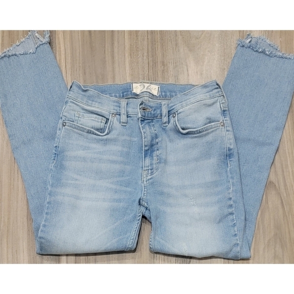 Free People We The Free Mid-rise Frayed Hem Distressed Light Wash Jeans Size 26 - Picture 1 of 9